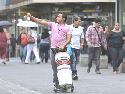 Empleo informal en Costa Rica: un hombre discapacitado vende alimentos