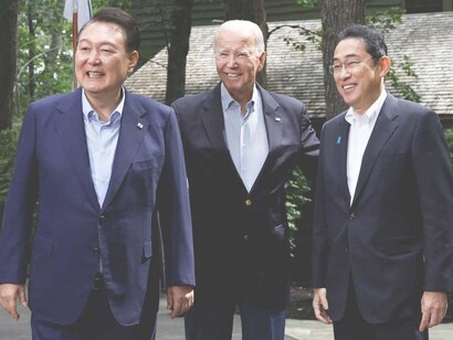 El presidente de Corea del Sur Yoon Suk Yeol, el presidente de los EE. UU. Joe Biden y el primer ministro de Japón Fumio Kishida durante su encuentro en Camp David