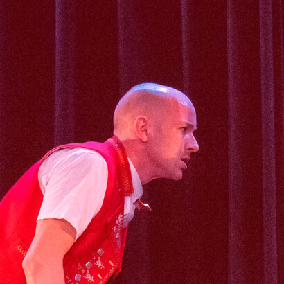 Meinrad Koch beim Theaterstück "Wiibli und Mannli". Bild: Extra-Mile-Films