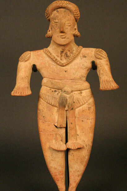 Figura antropomorfa femenina

Materiales: Cerámica

Formativo Temprano 200 a.C - 300/500 d.C. Estilo Colima. Complejo Ortices.

Medidas: 240 mm de alto x 135 mm de ancho