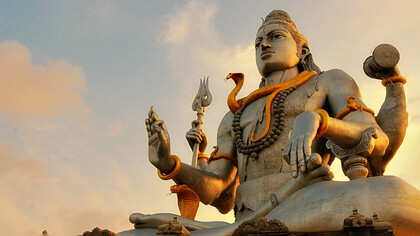 Estatua de Ananta Shiva, la serpiente que encierra el fundamento del eje universal. Murdeshwar, India