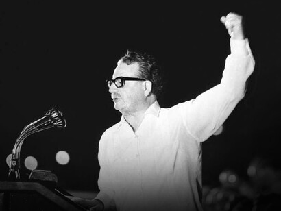 Salvador Allende fue un médico cirujano y político socialista chileno, presidente de Chile desde el 3 de noviembre de 1970 hasta el día de su muerte el 11 de septiembre de 1973