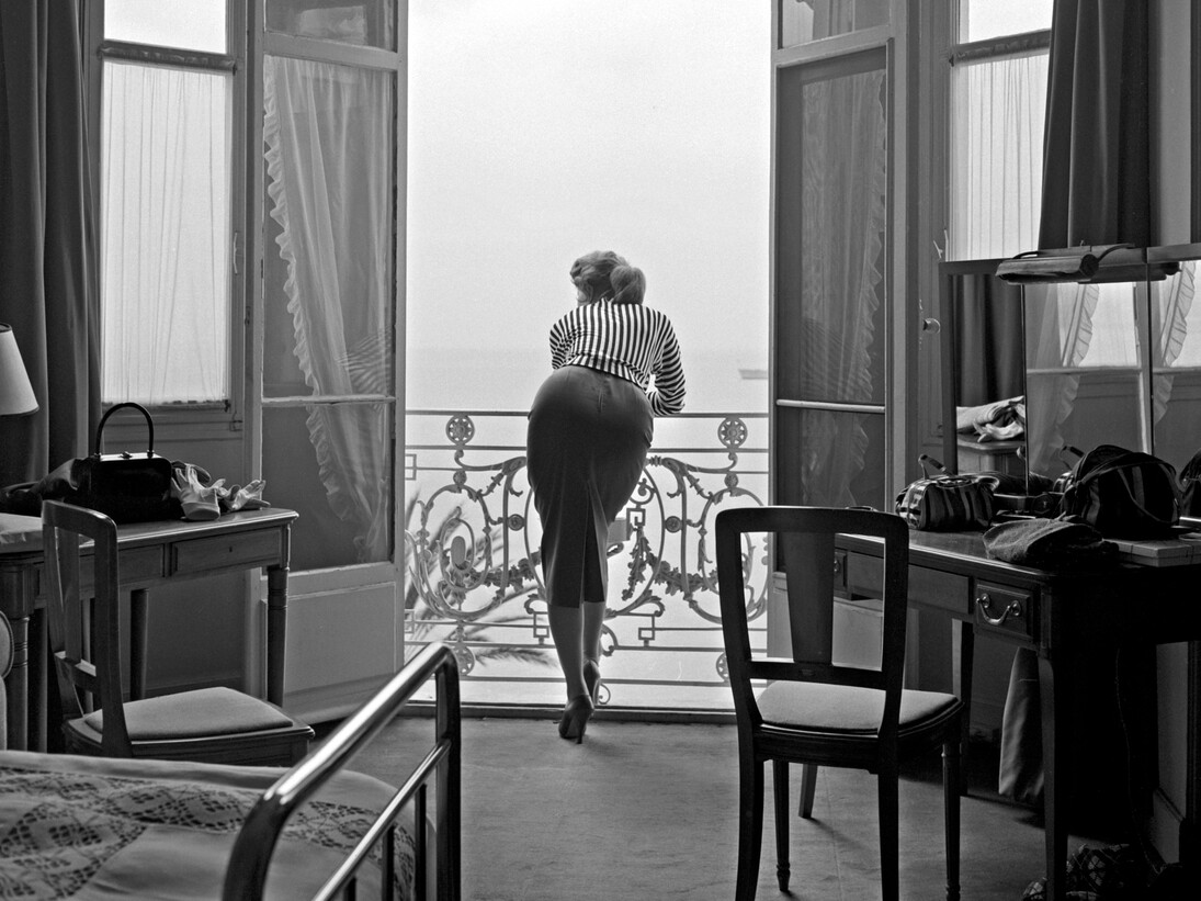 Edward Quinn. Sophia Loren in her room, Carlton Hotel, Cannes 1955. Hahnemuhle fine art print, unique print, 86x86cm. Photo by Edward Quinn, Courtesy Suite 59 Gallery, Amsterdam
Copyright Edward Quinn Archive
