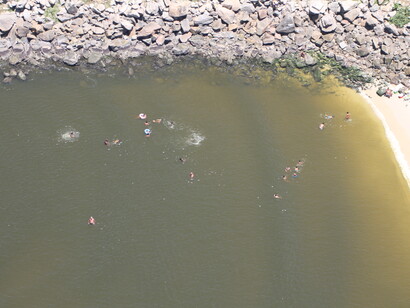 Apesar da cor das águas contaminadas, alguns cariocas parecem não mais se importar com a degradação e continuam se banhando nas águas (foto de Mario Moscatelli, Janeiro de 2017)