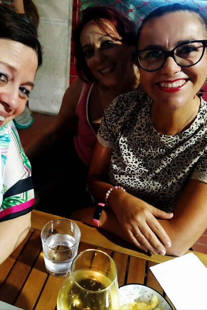 Queste donne che lavorano in ambito sanitario si sono incontrate, si sono guardate, si sono raccontate