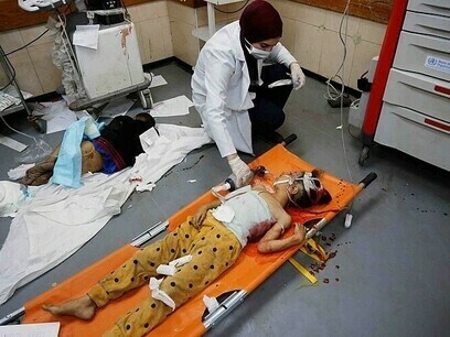 Sur la photo, une petite fille palestinienne victime d'une attaque aérienne israélienne. Photo de l'Office de secours et de travaux des Nations Unies pour les réfugiés de Palestine dans le Proche-Orient