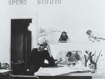 Nancy Spero nel suo studio di New York nel 1973