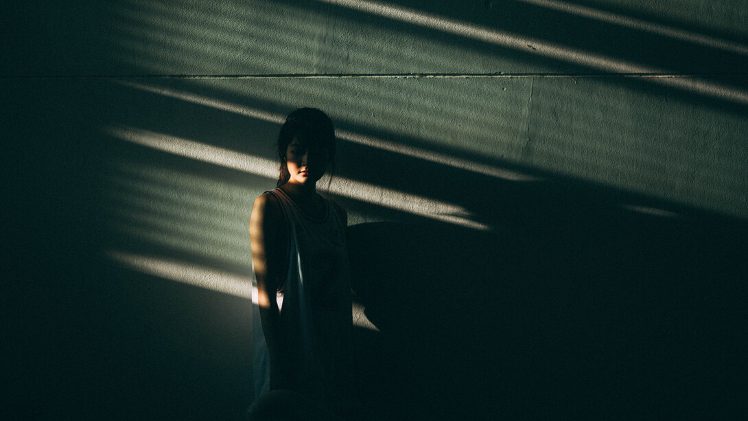 Una mujer se detiene en medio de las sombras. Y entonces, como la mujer de Lot, no podemos detenernos cuando llega el momento de avanzar