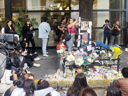 Grupo de fans frente al Hotel "Casa Sur", donde falleciera Liam Payne. Barrio de Palermo, Buenos Aires, Argentina, 17 de octubre de 2024