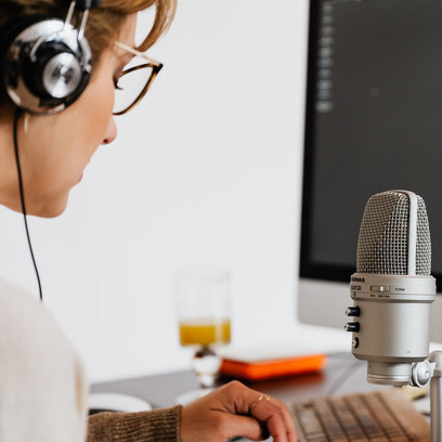 Professora grava um podcast sobre o uso social da língua