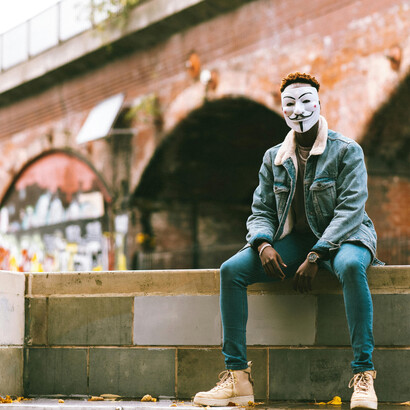 Homem mascarado. Nestes tempos desvairados, loucos para uns, incríveis para outros, acentuam-se paradoxos e sucessivas crise