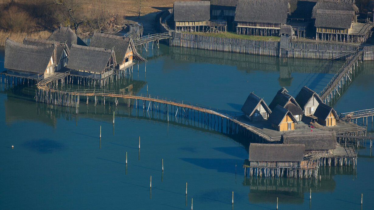 Foto dall'alto di uno dei Siti palafitticoli preistorici dell’arco alpino, dal 2011 patrimonio dell'Unesco