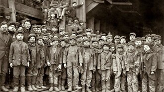Niños trabajadores de una fábrica en la Inglaterra victoriana