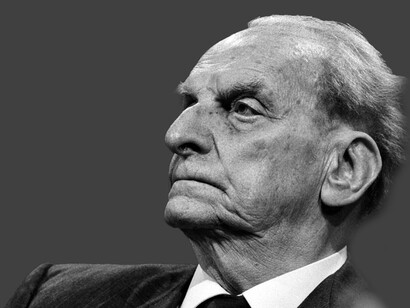 Llamado el «filósofo de la democracia», en materia política Norberto Bobbio tendió siempre a la defensa de tres ideales autoimplicativos: democracia, derechos del hombre y paz