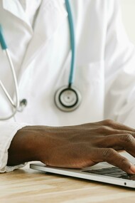 A telemedicina é a prática de fornecer cuidados médicos à distância, utilizando tecnologias de comunicação, como vídeo, áudio e até mesmo mensagens de texto. A principal vantagem desse modelo é a capacidade de conectar pacientes a médicos ou especialistas sem a necessidade de estar fisicamente presente no consultório ou hospital. Isso pode ocorrer através de consultas virtuais, monitoramento remoto de condições de saúde, e até exames que são realizados à distância