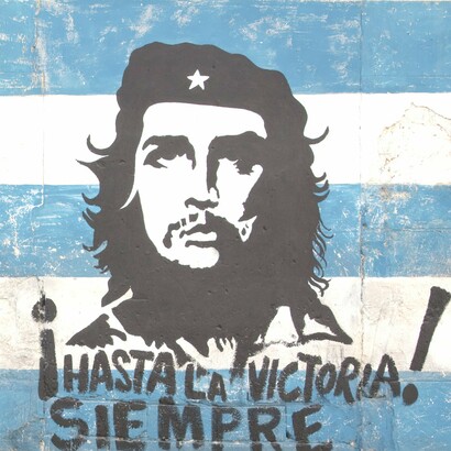 Mural en la Habana Vieja, Cuba, con la imagen del Che Guevara y el grito revolucionario de "Hasta la victoria siempre"