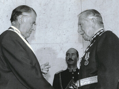 El presidente Patricio Aylwin junto al general Augusto Pinochet durante la ceremonia de transmisión de mando, 11 de marzo de 1990