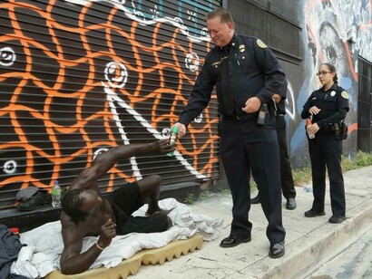 La policía de Miami reparte repelente contra los mosquitos en las calles