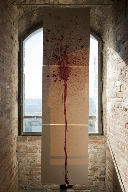 Imran Qureshi - The long painting that "obscures" the panorama of San Gimignano 