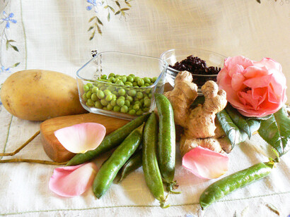 Riso nero, piselli, zenzero, patate e petali di rosa