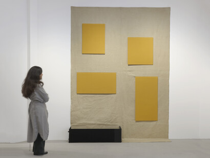 Franz Erhard Walther, Les couleurs sont des actions de la lumière...exhibition view. Courtesy of Galerie Jocelyn Wolff 