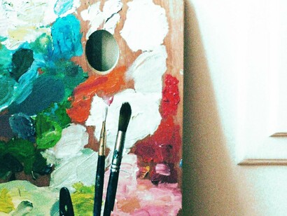 Paleta com tintas de várias cores. A. Sinai pintou o retrato de Alice, a sua heroína favorita