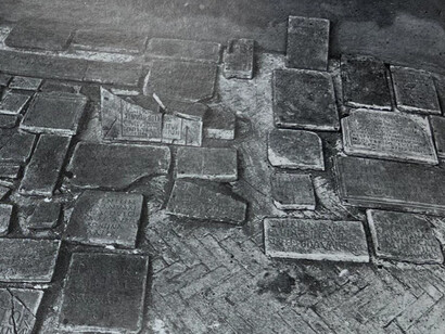 Iscrizioni. Veduta di numerose iscrizioni subito dopo lo smontaggio del 1944 dalle soprallogge del Palazzo Ducale, Urbino, Italia