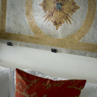 Dettaglio di una camera da letto a Palazzo delle Pietre, Roma, Italia