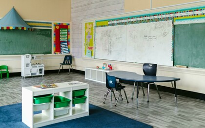 A inclusão escolar de crianças com necessidades educativas especiais, especialmente aquelas com Transtorno do Espectro Autista (TEA), tem se consolidado como um dos principais desafios das políticas educacionais contemporâneas. A partir da Declaração de Salamanca (UNESCO, 1994), que defende uma escola para todos, e do Objetivo de Desenvolvimento Sustentável número 4 (ODS4), que visa assegurar educação inclusiva, equitativa e de qualidade, os sistemas educacionais têm sido convocados a rever suas práticas e estruturas para atender à diversidade