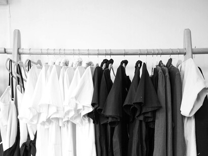 Sustentabilidade na venda de roupas. Garantir a sustentabilidade em toda a cadeia de valor — desde a produção das matérias-primas até à fabricação, transporte e venda — é um desafio monumental