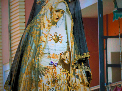 Statue religieuse élégante de la Vierge Marie avec des vêtements dorés