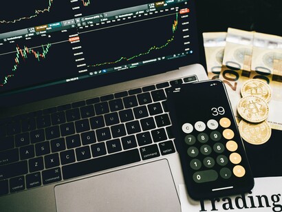 O NuBank é uma exceção a regra aos bancos Fintechs. Entretanto, ele começou de uma maneira bem parecida com os demais, a única diferença é que ele criou o modelo, os demais só replicaram. Em seus primórdios, o banco tentou criar uma identidade visual e quase um estilo de vida