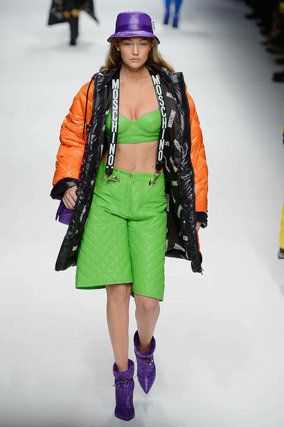 Moschino, outfit con top e bermuda verdi e piumino arancione