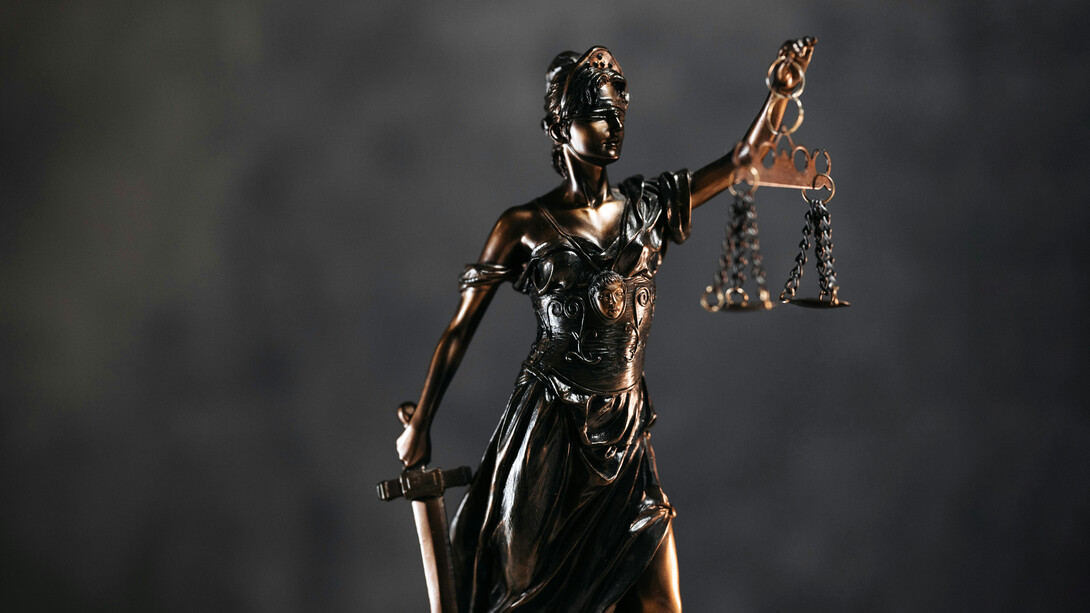 El Lenguaje Claro (LC) se caracteriza por su accesibilidad y comprensibilidad, buscando eliminar la complejidad innecesaria y utilizando expresiones sencillas