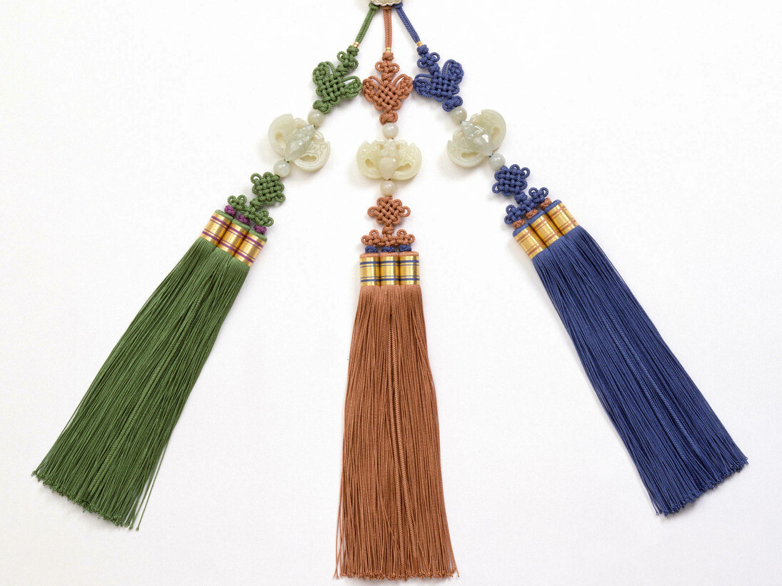 Pendant (Norigae), Eun Young Kim, 1991, Korea. Museum no. FE.426-1992. © Victoria and Albert Museum, London