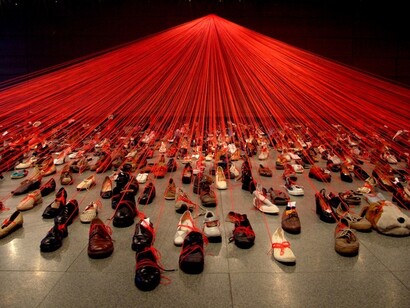 Chiharu Shiota. Diálogo desde el ADN. 2004