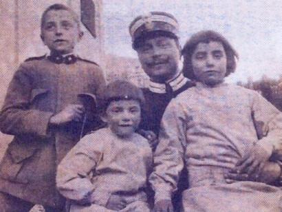Il nonno, in licenza, con lo zio Bebo, la Nena e la zia Gigetta.