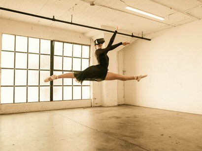 Bailarina estuda seus passos com a ajuda de realidade aumentada.  Por meio desses experimentos, ela desafia conceitos tradicionais de autoria e singularidade artística, ao mesmo tempo em que intensifica o antigo debate sobre apropriação e consentimento no campo das artes. Ampliando esse diálogo, Dryhurst e Herndon criaram a plataforma Have I Been Trained?, onde criadores podem verificar se suas obras estão sendo utilizadas no treinamento de IAs e impedir seu uso caso desejem