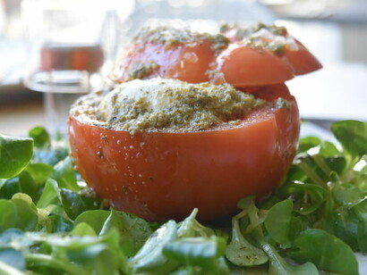El tomate relleno de burrata y pesto del FanFan, restaurante también próximo al Bernabéu, está riquísimo