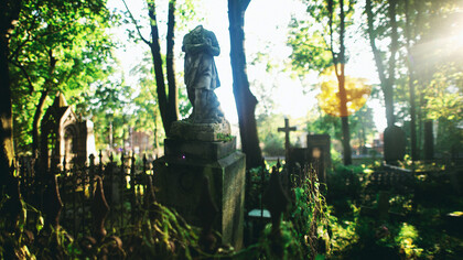 Escultura en medio de un cementerio ubicado en Filipinas