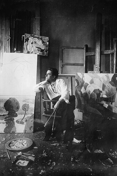 Francis Picabia en su estudio, 1910. Su obra literaria, cargada de ironía y sarcasmo, atacó la hipocresía cultural y defendió una visión cruda y auténtica de la existencia humana