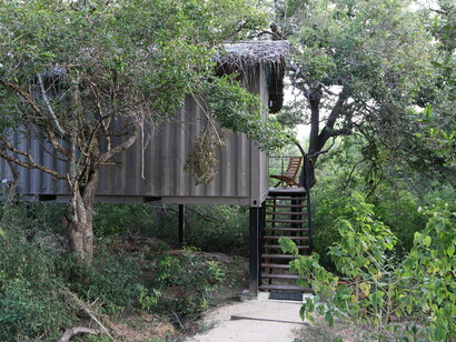 Chalets atop stilts at Backwaters Lodge © Gehan de Silva Wijeyeratne 