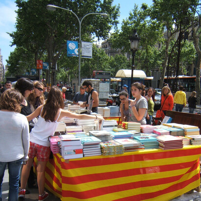 Tradicionalmente, en Cataluña el día de Sant Jordi es el día de los enamorados, y es costumbre que las parejas se regalen una rosa y un libro. La presencia del libro se debe a que el día coincide con el Día internacional del libro, que desde 1930 conmemora la muerte de Miguel de Cervantes. El día tiene un cariz reivindicativo de la cultura catalana y muchos balcones se engalanan con la bandera