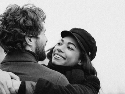 Una coppia felice si guarda innamorata: le passioni creano solo scintille ed è impossibile fare alcunché