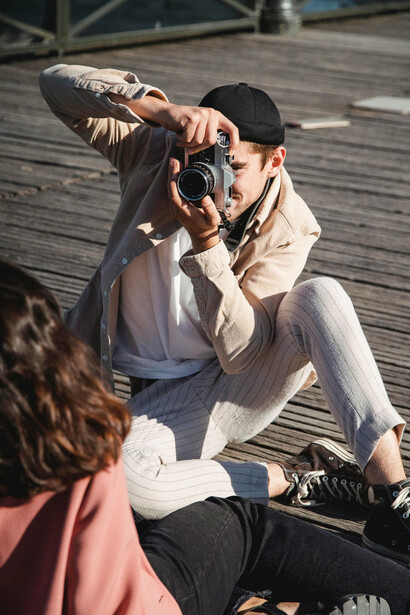 Un hombre tomando fotografía a unas personas. El deepfake generó diversas situaciones adversas tras la difusión de imágenes creadas artificialmente
