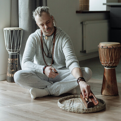 Xamã é convidado para sessão de terapia holística