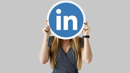Criar um perfil no LinkedIn é mais do que simplesmente registrar sua experiência profissional. Ele é uma extensão do seu currículo, mas com possibilidades ampliadas, permitindo que você apresente não apenas suas competências técnicas, mas também sua personalidade e objetivos de carreira. A possibilidade de adicionar descrições detalhadas, depoimentos de colegas e projetos específicos transforma o perfil em uma vitrine que pode atrair a atenção de recrutadores e potenciais parceiros de negócios
