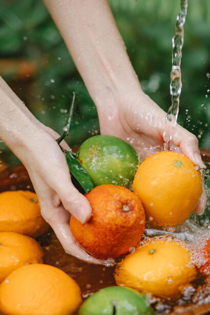 A radiação direta danifica a estrutura dos ácidos nucleicos, DNA e RNA, inibindo a reprodução celular. A radiação indireta provém da interação entre a radiação e a água existente no interior celular. As moléculas de água são quebradas produzindo os radicais livres OH^- e H^(+)