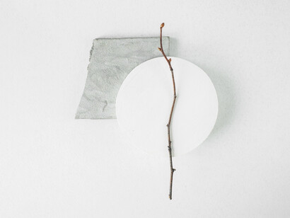 Molto più saggio sarebbe riuscire impegnarsi a vivere una vita piena di significato, tenendo viva e attiva quella dinamica tra ciò che è contraddittorio e apparentemente antitetico che comunque è manifestazione del nostro senso e della nostra interezza