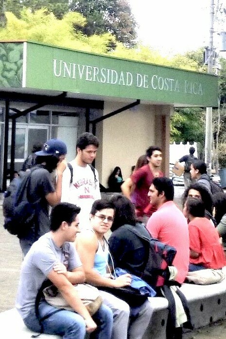 Estudiantes frente al edificio de Estudios Generales